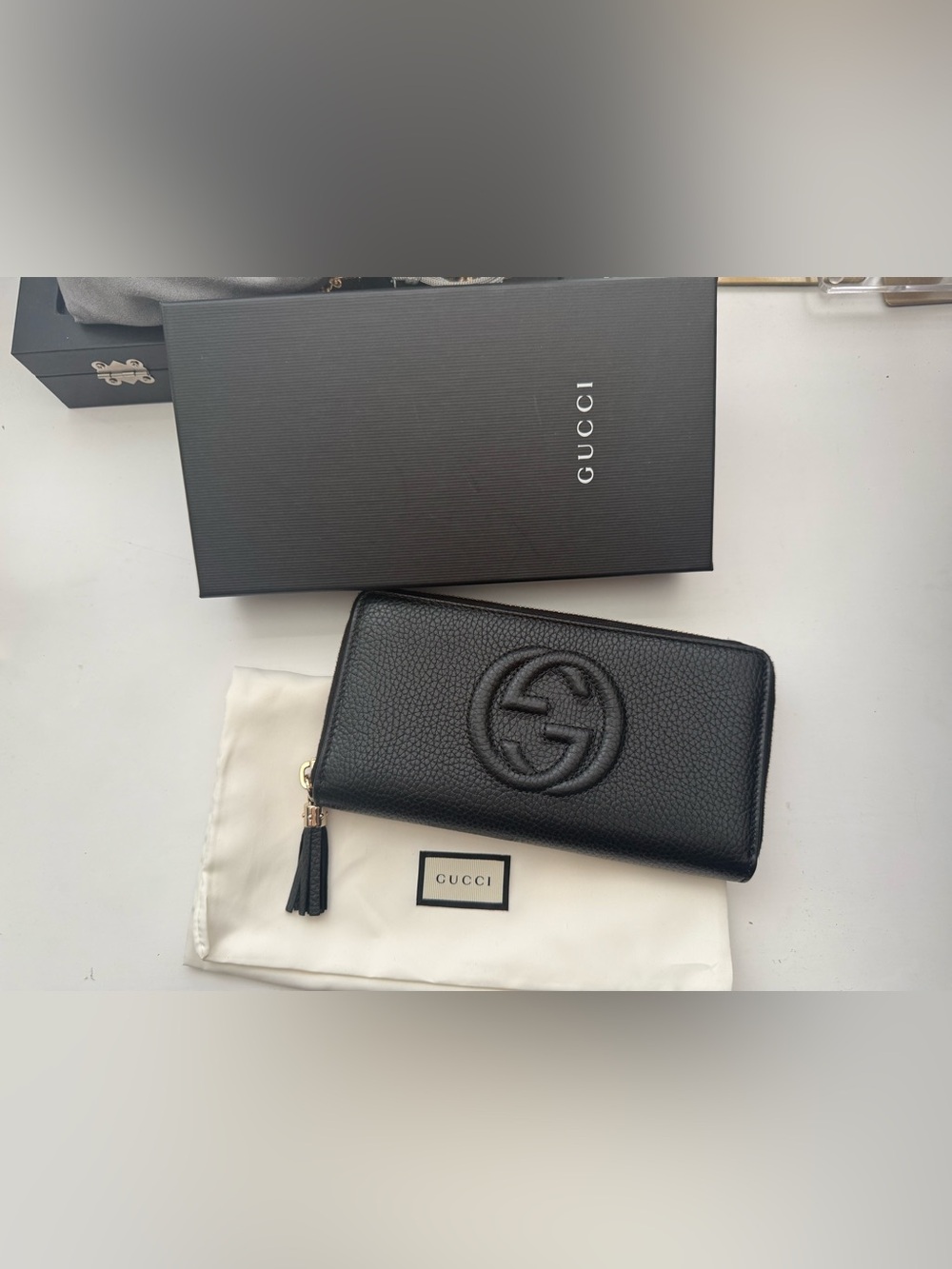 NEW Gucci Soho zip-around wallet in black pebbled leather with tassel
